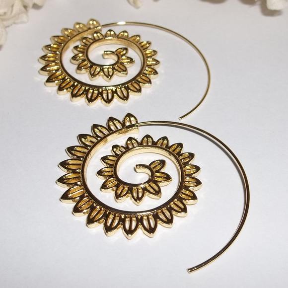 CLEARANCE! PRICE IS FIRM! Gold Huggie Hoop Earring Spiral Tribal Edgy 4718 - Picture 5 of 8